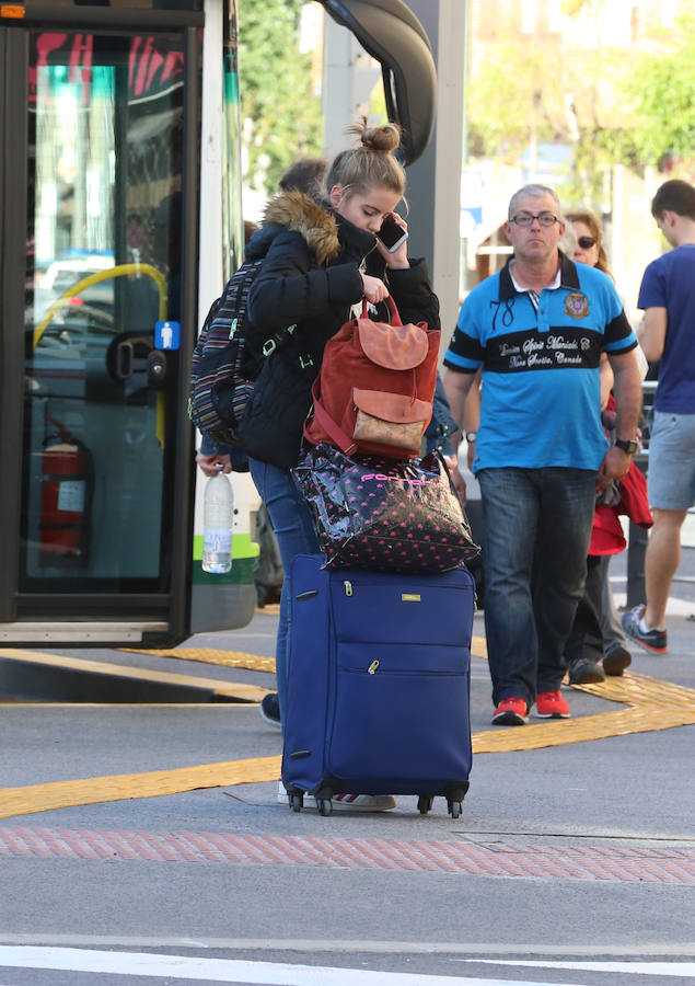 Los viajeros que llegan y se marchan en autobús