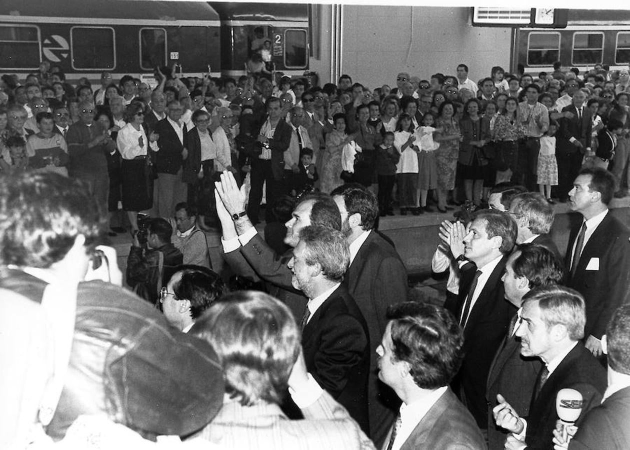 El presidente andaluz, Manuel Chaces, y otros dirigentes de la comunidad aplauden la llegada del primer AVE.