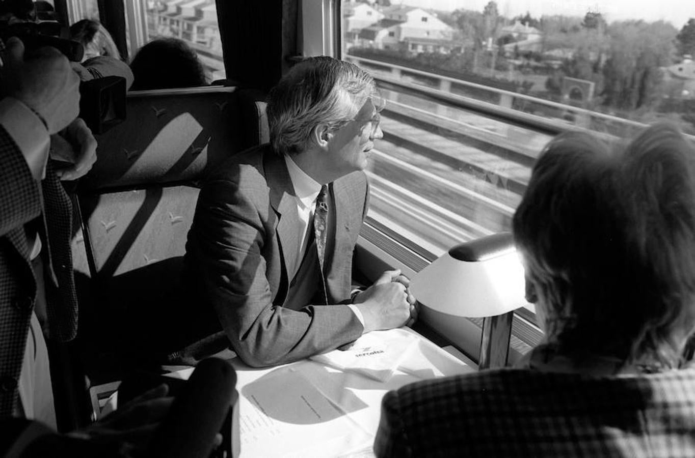El ministro de Transportes, Josep Borrell, y la presidenta de Renfe, Mercé Sala, durante el primer viaje del AVE.