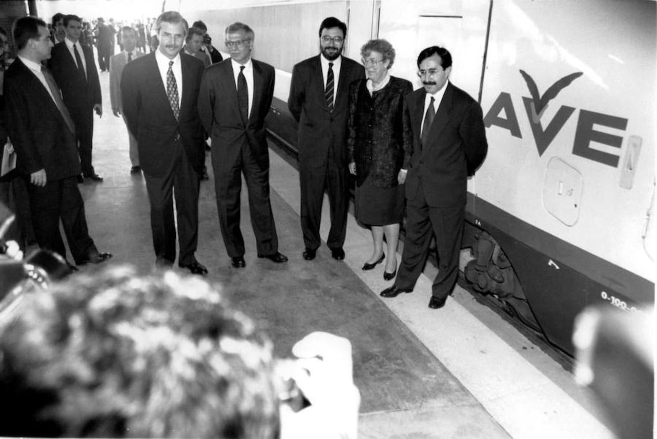Narcís Serra, en el centro, acompañado por Josep Borrell, Mercé Sala y Virgilio Zapatero en la inauguración del AVE.