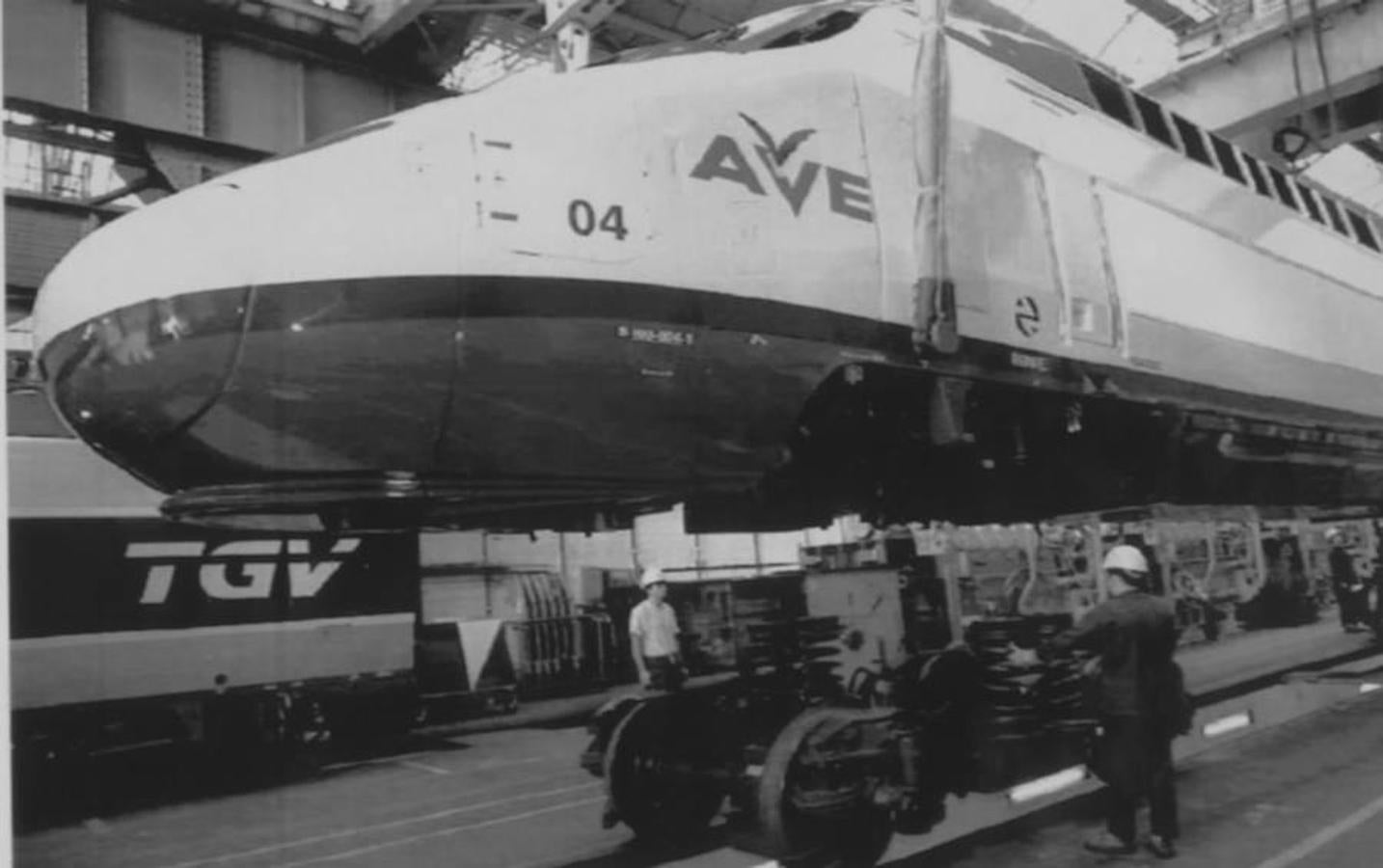 Montaje de una de las cabezas tractoras del AVE en la factoría francesa de Alstom. .