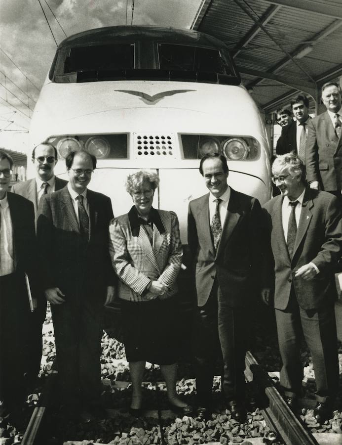 . José Bono y José María Barreda (derecha) posan junto a Mercé Sala y otros dirigentes de Renfe.