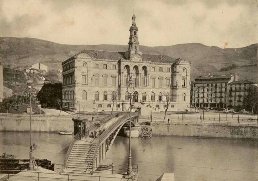 Casa Consistotrial de Bilbao y pasadera giratoria, bautizada como puente del 'perrochico'.