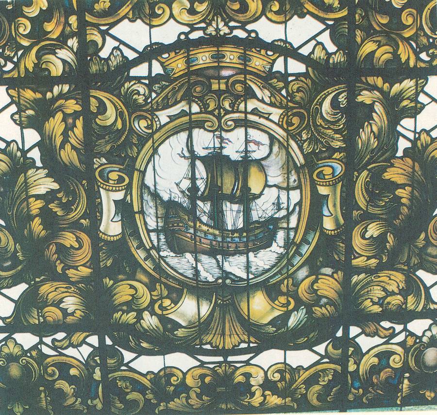 Vidriera del edificio, donde se puede contemplar el escudo del Consulado de Bilbao.