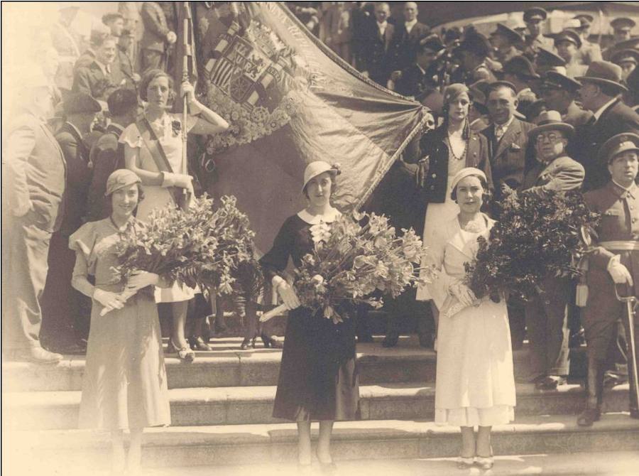 Concentración en las escalinatas del Ayuntamiento para festejar el advenimiento de la II República.