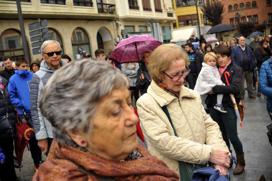 Los presentes guardaron un minuto de silencio por los fallecidos.