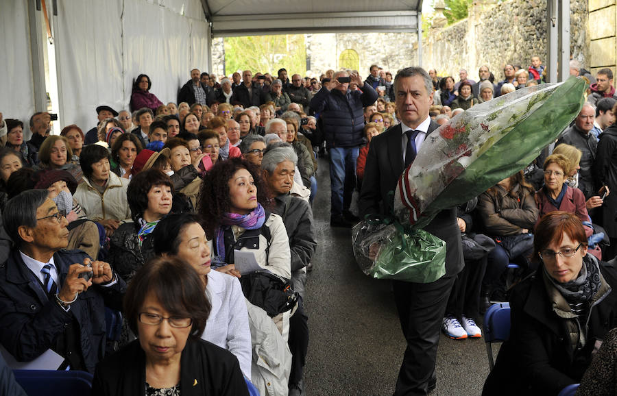 El lehendakari, Iñigo Urkullu, coloca un ramo de flores en representación del Gobierno vasco.