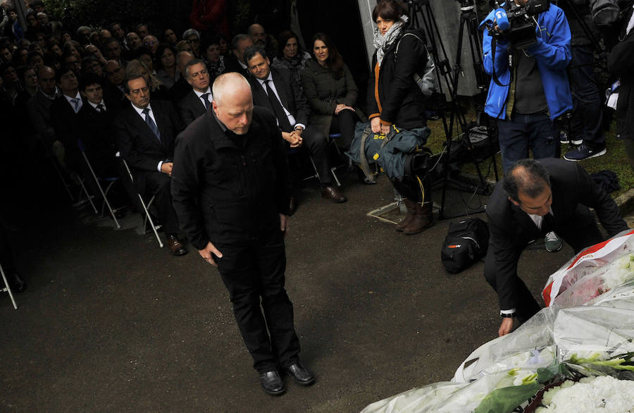 Un hombre muestra sus respetos a las víctimas de la Legión Cóndor nazi.