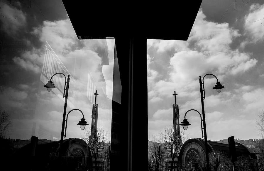 Reflejo de la torre de la Congregación de La Pasión.