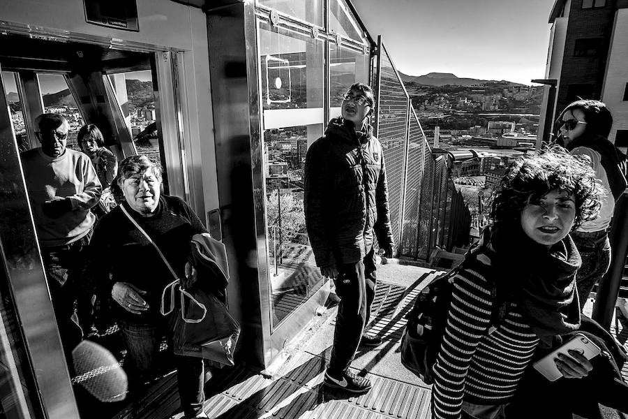 Los vecinos salen del interior del ascensor de Arangoiti.