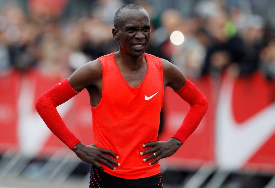 Kipchoge acaricia la hazaña de las dos horas