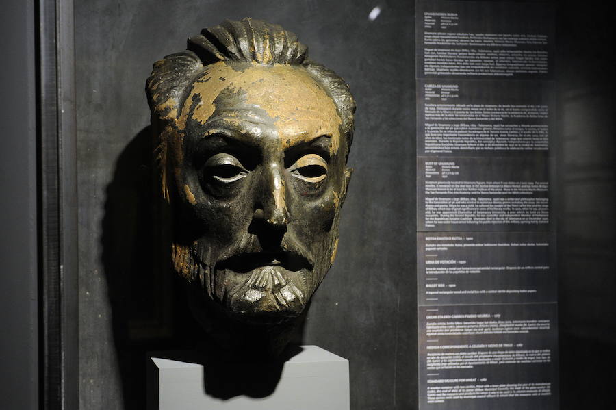 Busto de la cabeza de Miguel de Unamuno. Anteriormente se encontraba sobre un poste en la plaza que lleva su nombre hasta que fue robado por unos vándalos. Tras aparecer cerca del puente de San Antón, Iñaki Azkuna la conservó en su despacho hasta su muerte, cuando fue trasladada al museo. No ha sido restaurada.