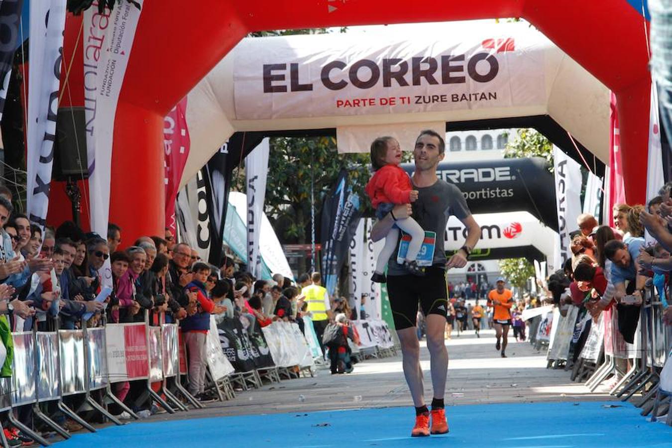 La alegría y el cansancio desbordan a los atletas al cruzar la línea de meta