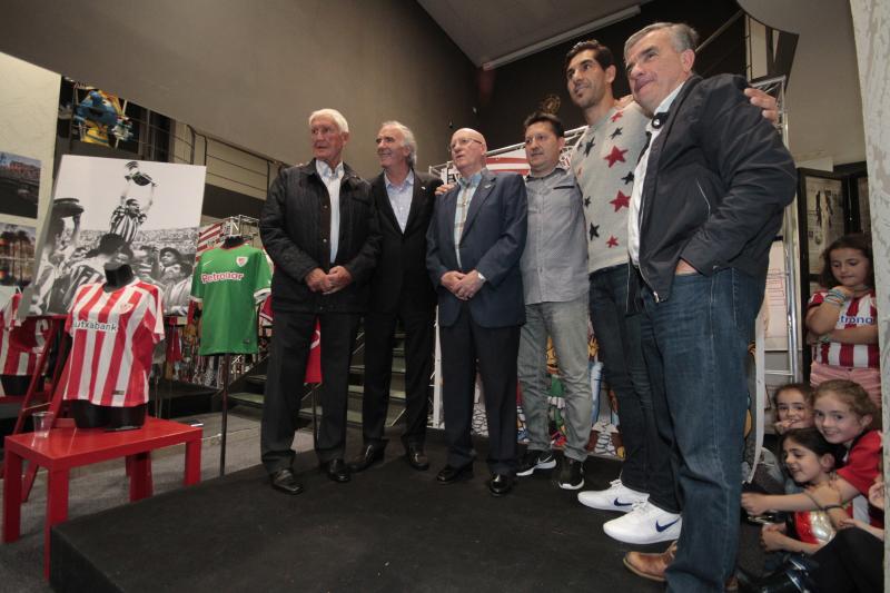 Los exguardametas del Athletic de Bilbao Carmelo Cedrún, José Ángel Iribar, Argoitia, Óscar (i-d) y Dani (d) participan en un homenaje a Gorka Iraizoz (2d) por su marcha del Athletic, que reúne a los tres porteros que más veces han defendido la camiseta del equipo rojiblanco en sus 119 años de historia, hoy en Bilbao