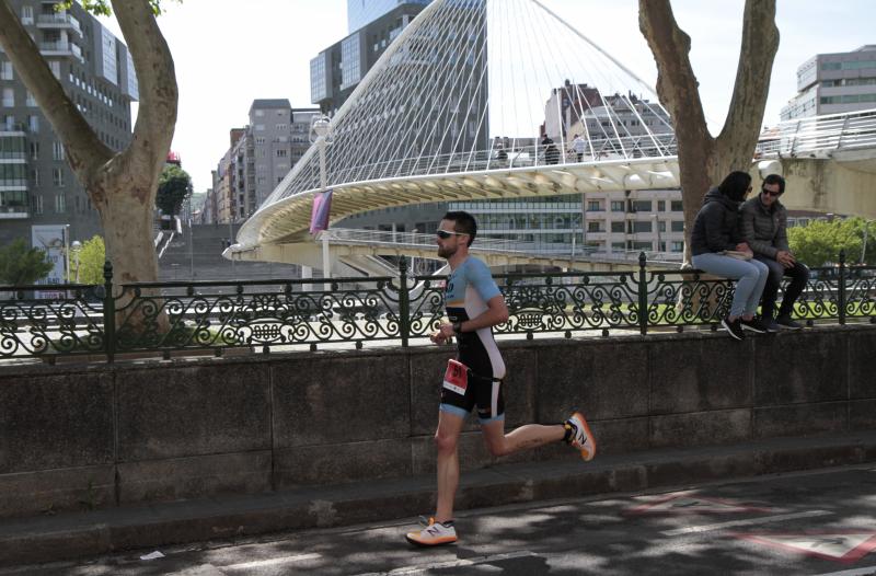 Los atletas se calzan las zapatillas