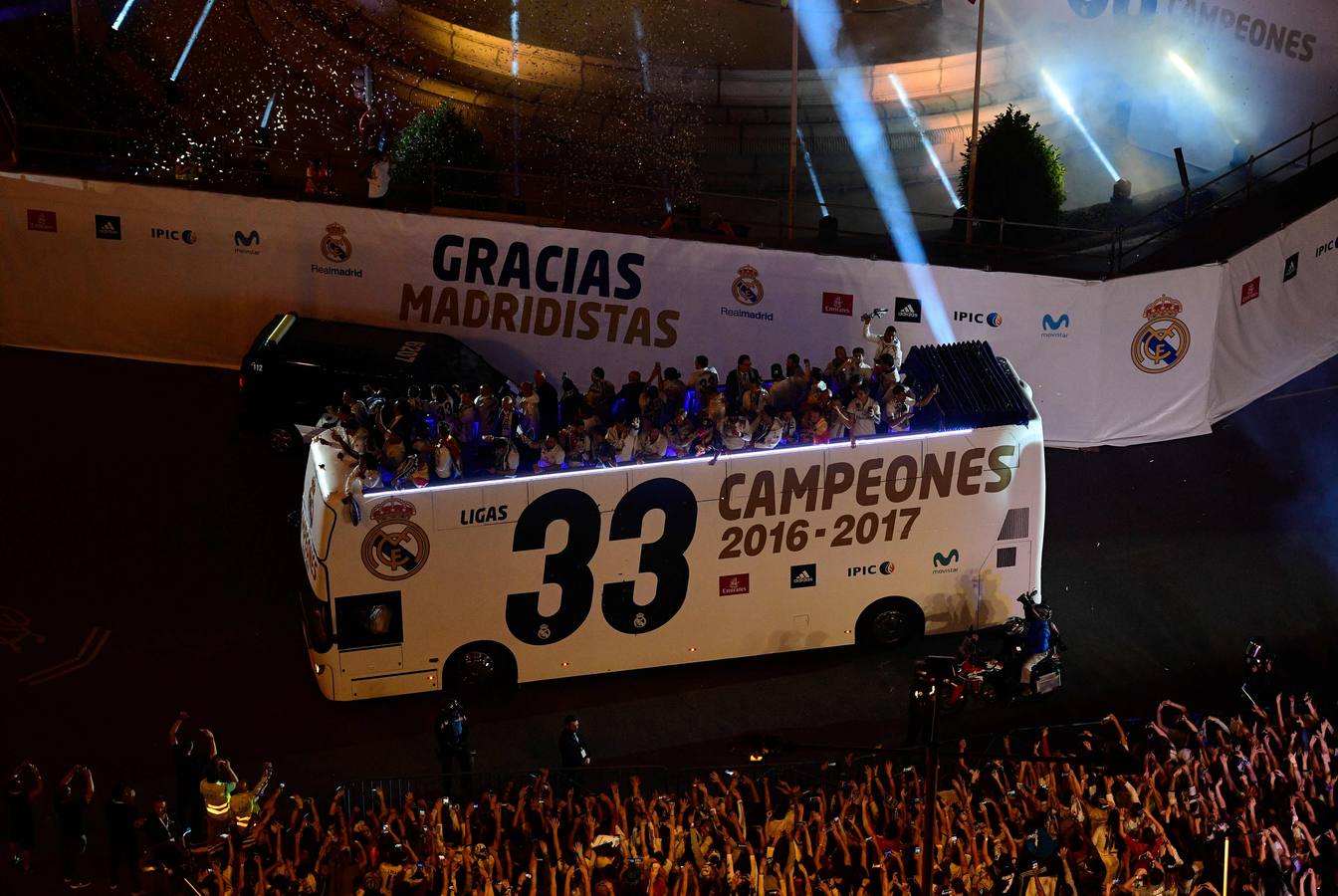 El Real Madrid celebra su 33ª Liga en Cibeles