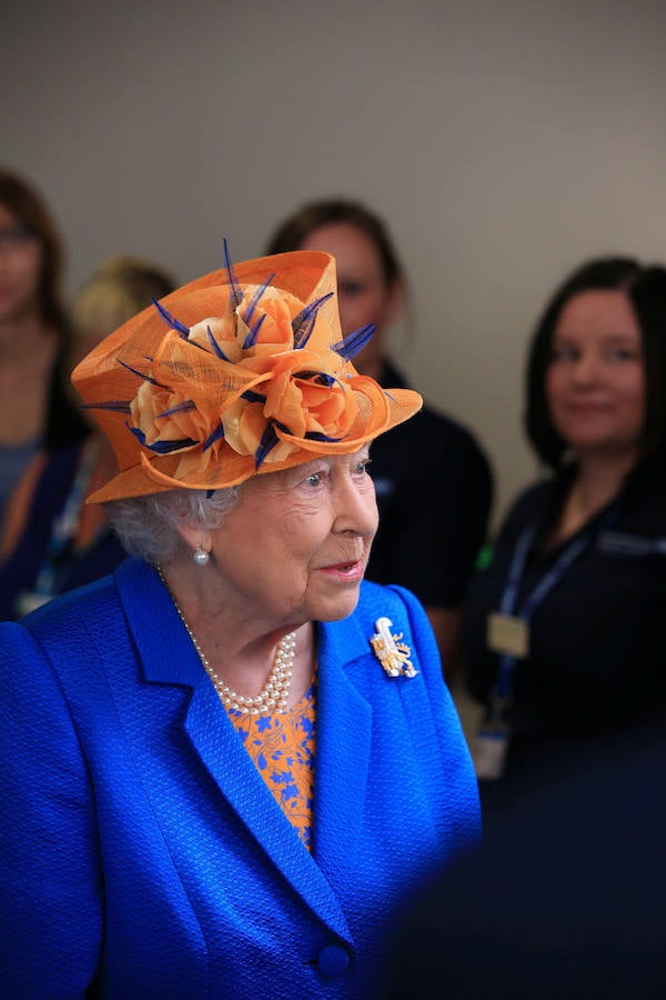 La reina Isabel II visita a los heridos en el atentado de Manchester