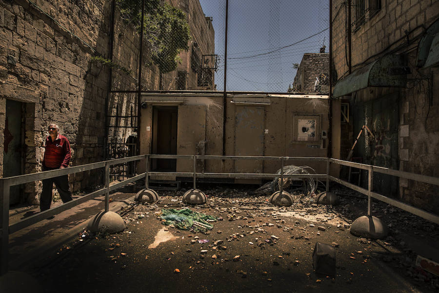 Palestina. Hay zonas de Hebrón donde sus propios habitantes palestinos no pueden entrar. Estas ventanas son el único lugar a salvo de la ira de los colonos o de las amenazas de los soldados israelíes.