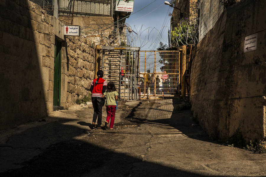 Palestina. Los israelíes y los visitantes extranjeros son libres de transitar por la zona H2 de Hebrón para llegar a tres puestos de avanzada de los colonos. El resto tiene que pasar por controles militares.