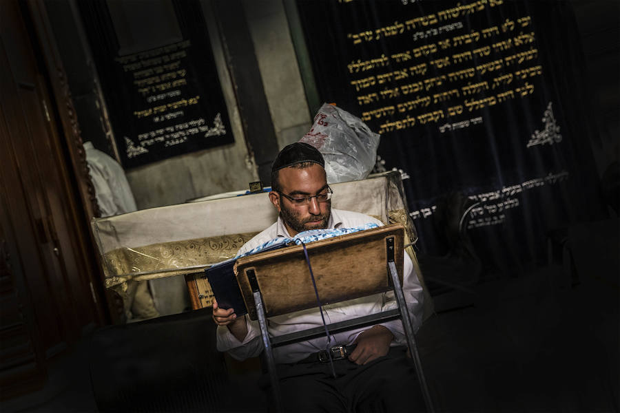 Palestina. Un judío lee la Torá en la zona consagrada a la sinagoga, custodiada por soldados. La Tumba de los Patriarcas es el segundo lugar más sagrado del judaísmo, después del Templo de Jerusalén.