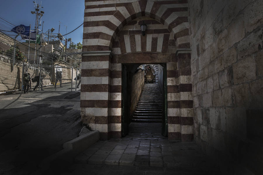 Palestina. Por esta puerta se accede a la Mezquita de Ibrahim: es el tercer lugar más sagrado del Islam. Para el judaísmo, también es lugar santo: es la sinagoga de Abraham, y alberga la Tumba de los Patriarcas. Cerca hay un control militar israelí.