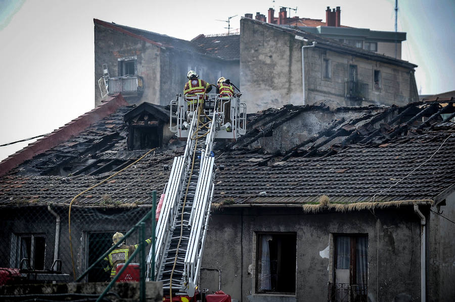 La difícil labor de los bomberos en el incendio de Zorroza