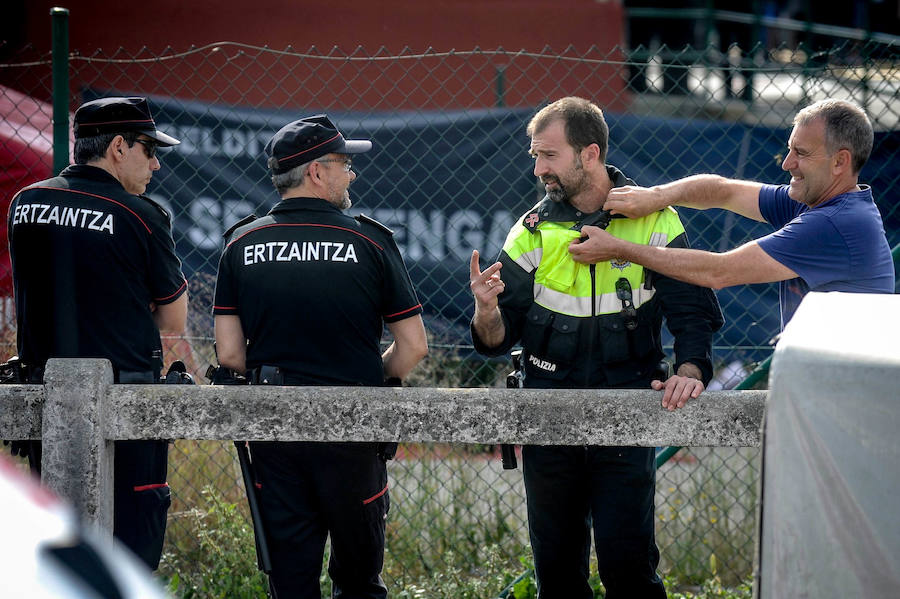 La difícil labor de los bomberos en el incendio de Zorroza