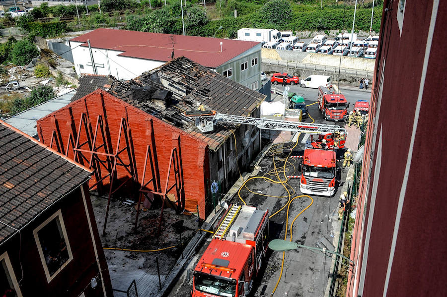 La difícil labor de los bomberos en el incendio de Zorroza