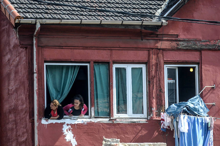 La difícil labor de los bomberos en el incendio de Zorroza