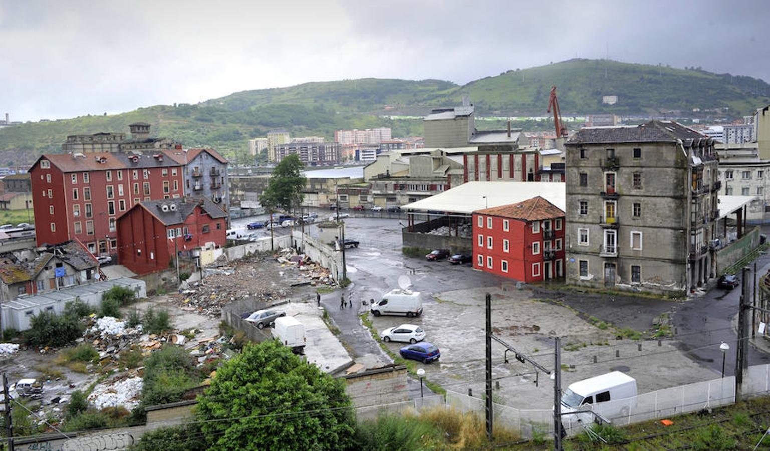 La Landa, con el bloque quemado a la izquierda y el edificio gris de cinco alturas a la derecha, señalado por el Ayuntamiento para su expropiación y derribo.