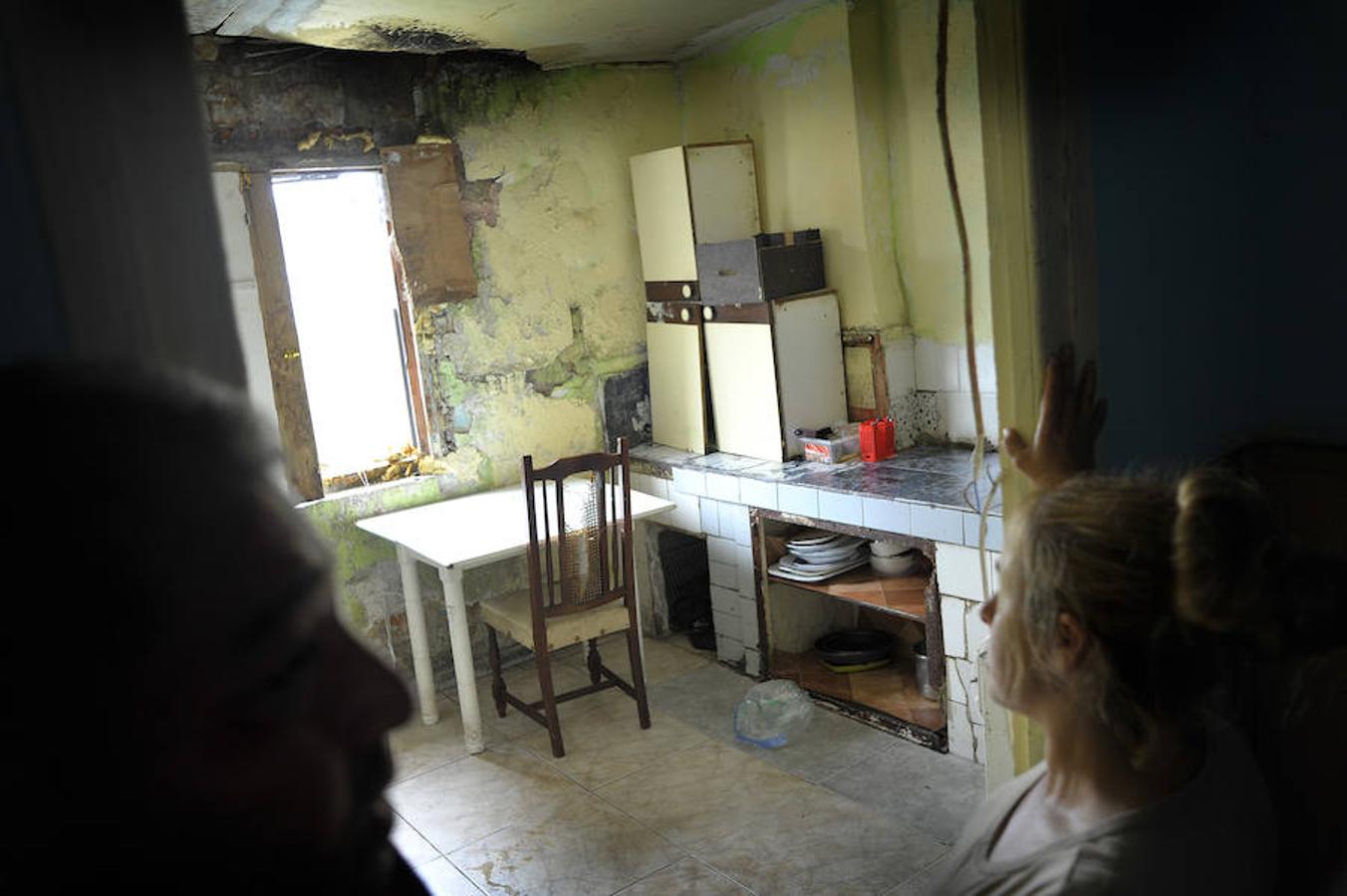 Cocina sin ventanas de Ana González, donde vive con sus hijos de 9, 11, 12 y 13 años.