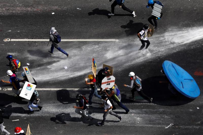 Gases lacrimógenos contra los opositores en Caracas