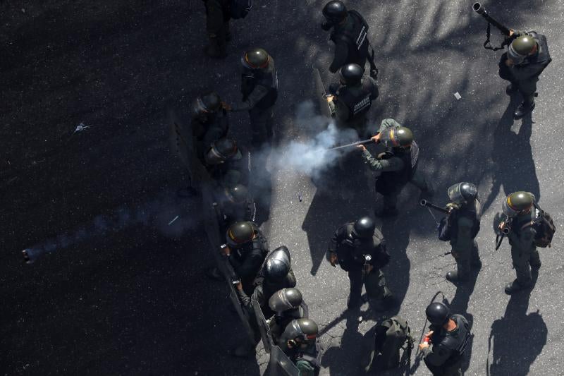 Gases lacrimógenos contra los opositores en Caracas