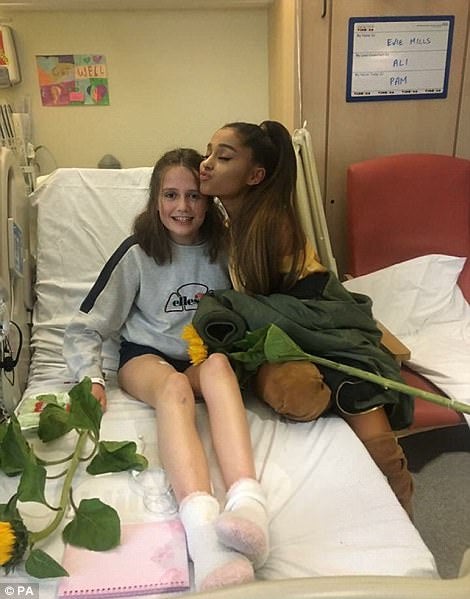 Ariana Grande visita a las víctimas del atentado de Manchester en el hospital