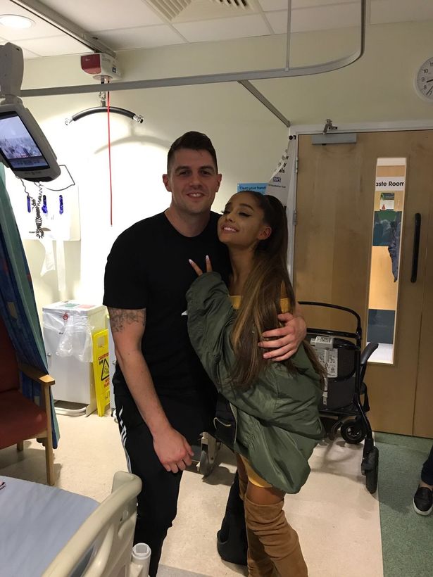 Ariana Grande visita a las víctimas del atentado de Manchester en el hospital