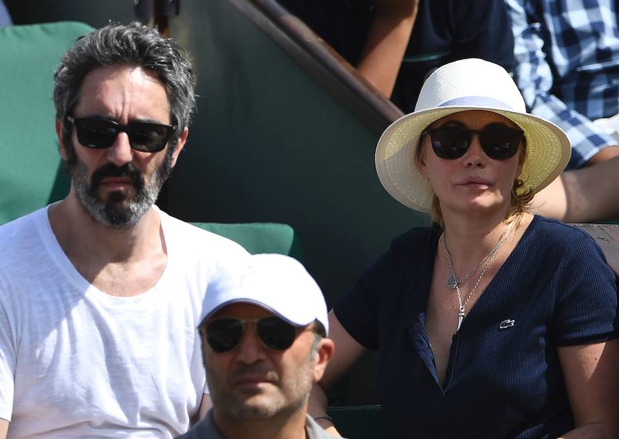 La actriz francesa Emmanuelle Beart junto a su pareja.