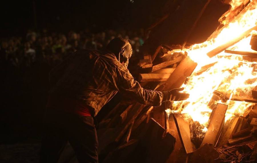 Así brilló el fuego en las hogueras vizcaínas de 2016