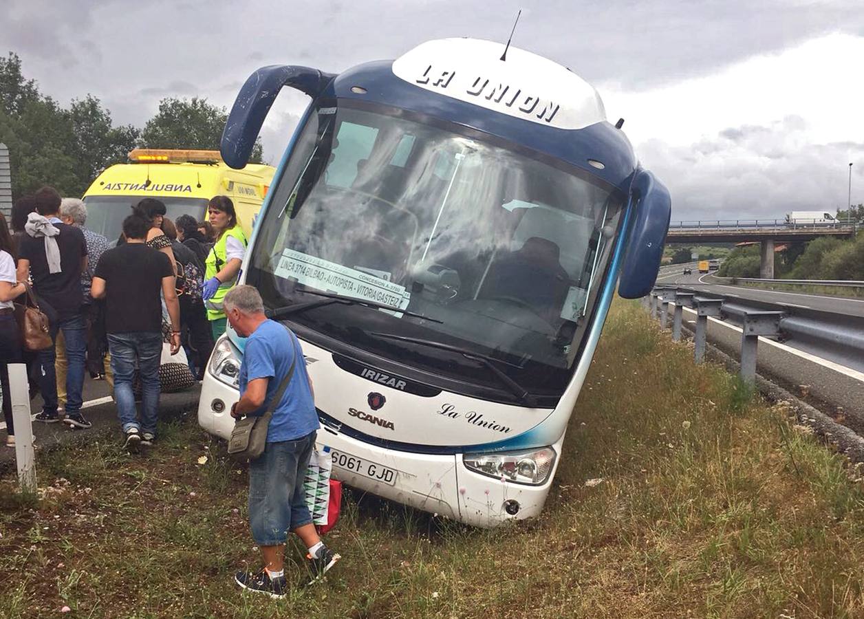 La imágenes del accidente del autobús en Sarría (Álava)