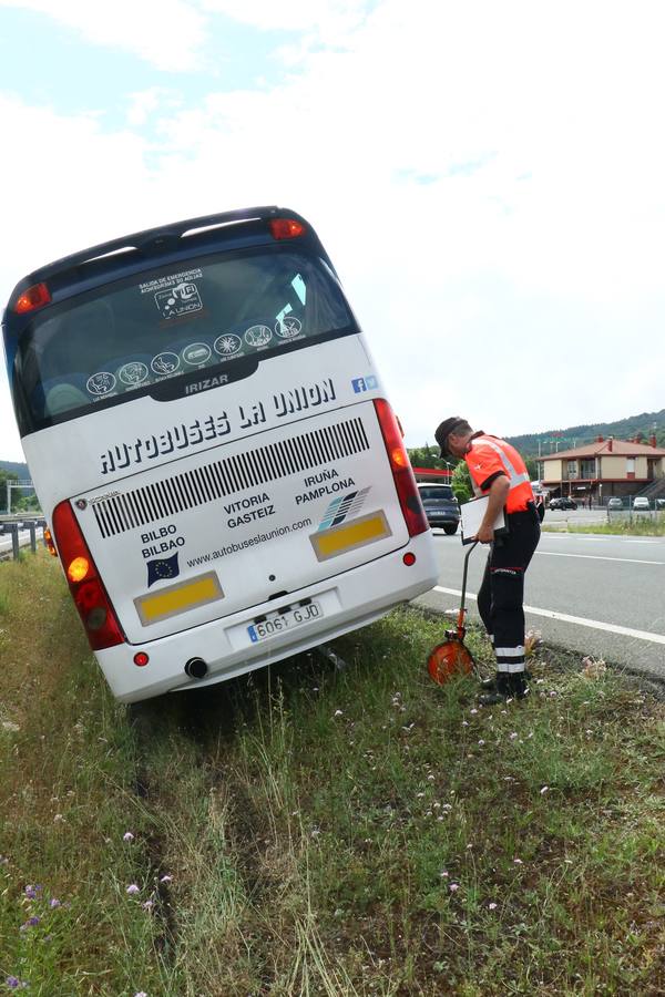 La imágenes del accidente del autobús en Sarría (Álava)