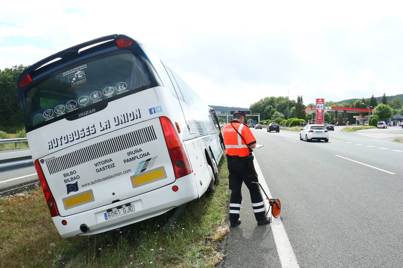 La imágenes del accidente del autobús en Sarría (Álava)