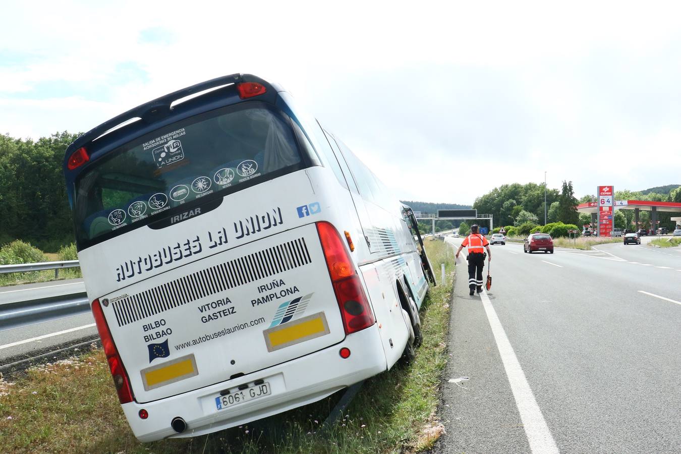 La imágenes del accidente del autobús en Sarría (Álava)