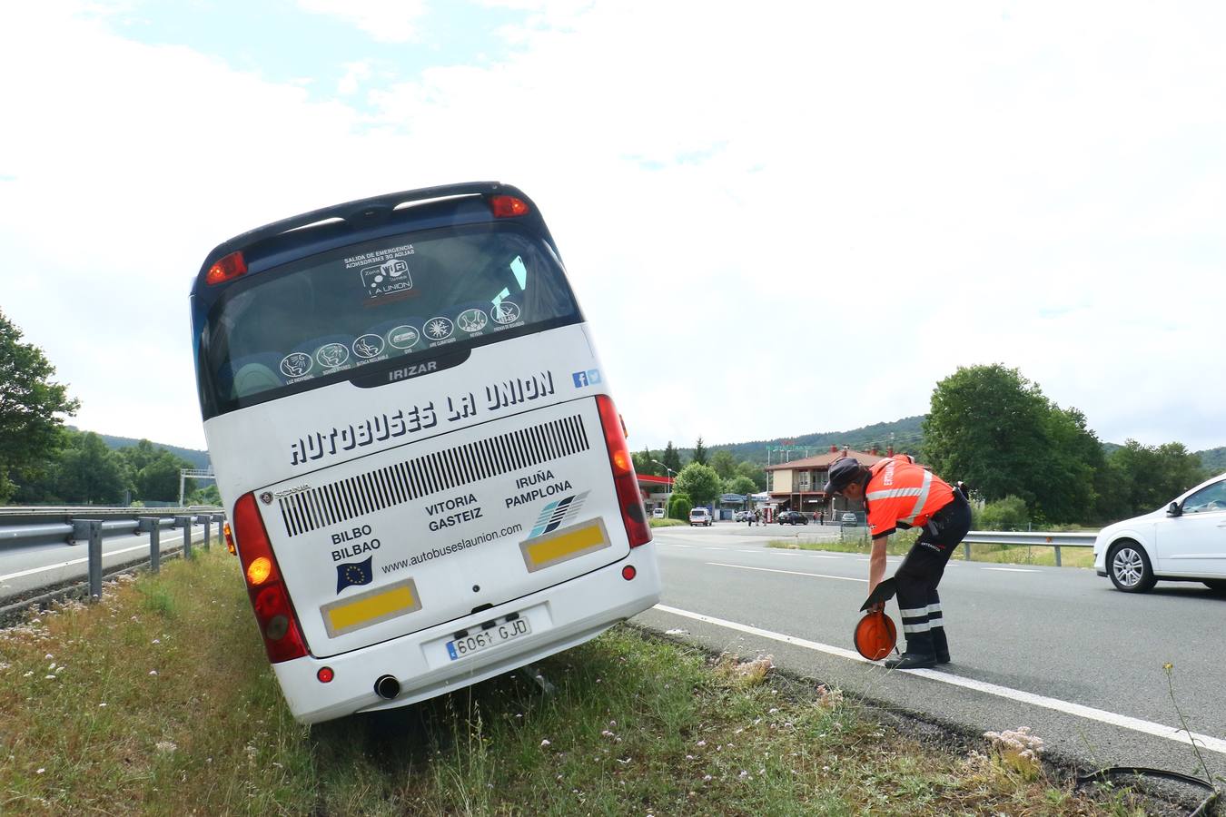La imágenes del accidente del autobús en Sarría (Álava)