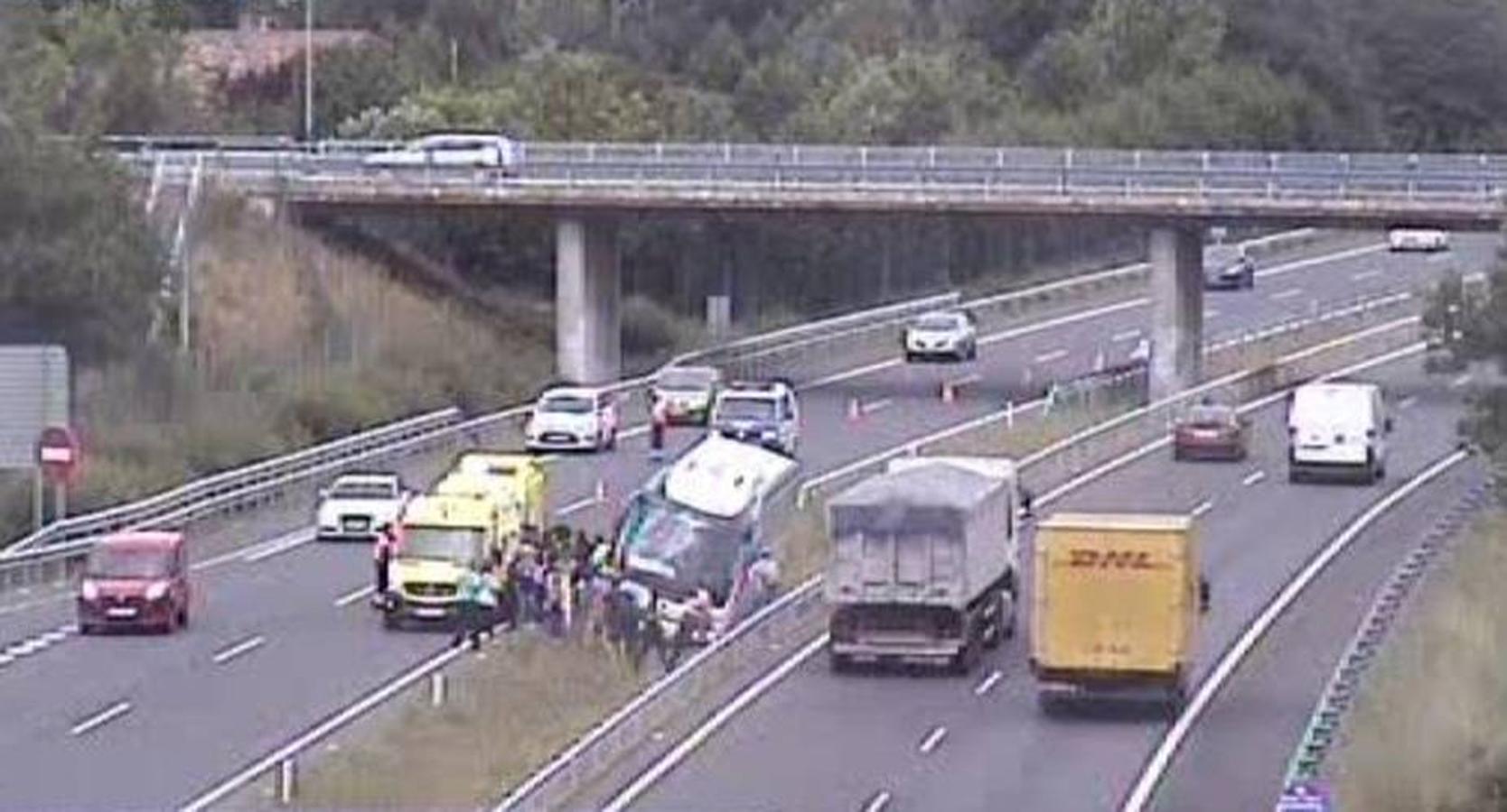 La imágenes del accidente del autobús en Sarría (Álava)