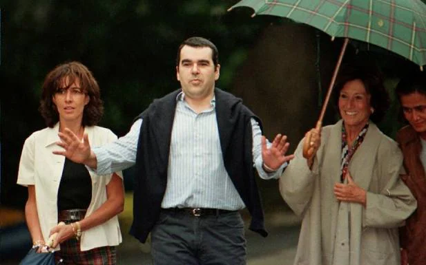 Cosme Delclaux, junto a su madre y su novia a las puertas del domicilio familiar de Getxo poco después de ser liberado el 1 de julio de 1997. 