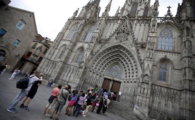 Cola de turistas para entrar en la catedral.