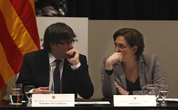 Carles Puigdemont y Ada Colau, durante un acto oficial.