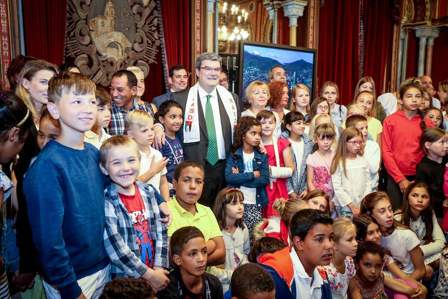  Juan Mari Aburto ha recibido a los pequeños que vienen a pasar sus vacaciones de verano en la capital vizcaína con familias de acogida