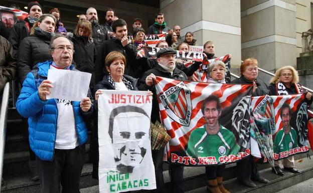 Los padres de Iñigo Cabacas encabezan una concentración ante el Tribunal Superior de Justicia del País Vasco.