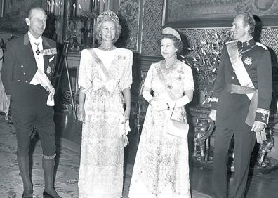Imagen secundaria 1 - Los reyes de España e Inglaterra, durante la visita de Estado de 1986 y en las bodas de oro de Isabel II, en 1988. Esta última visita fue privada.