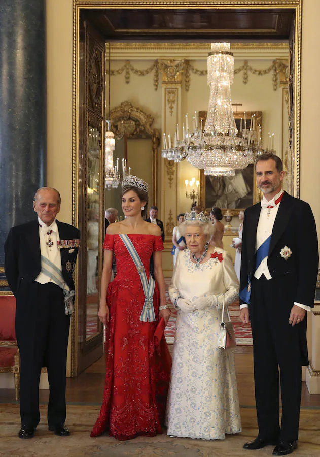 Don Felipe y Doña Letizia han sido recibidos por el Principe de Gales y su esposa